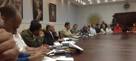 El presidente Maduro Moros, sostuvo este jueves una reunión de trabajo con los integrantes del Órgano Superior Conjunto de la Vivienda para impulsar nuevas políticas en esta materia.