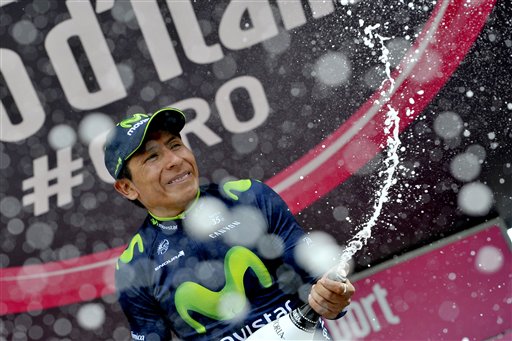 Nairo Quintana celebra por pasar a comandar el Giro de Italia 2014. Foto: AP