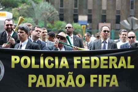 Agentes de la Policía Federal de Brasil durante un reclamo en Sao Paulo en demanda de mejores salarios y condiciones de trabajo el 24 de febrero de 2014.
ARCHIVO AFP / MIGUEL SCHINCAROL