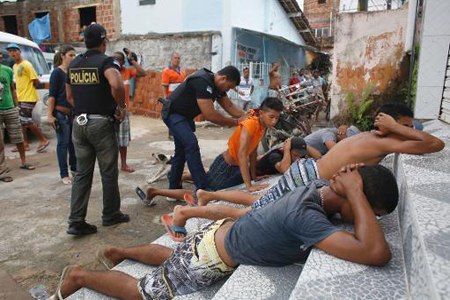 Policías de Recife, al noreste de Brasil, detienen a un grupo que saqueaba comercios durante protestas contra la Copa Mundial.
AFP / IGO BIONE