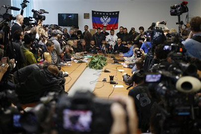 Los líderes de los separatistas pro-rusos, en medio de una conferencia de prensa.