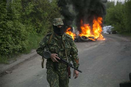 Separatista prorruso vigila punto de control cerca de Slaviansk,