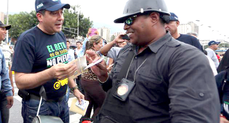Rodríguez Torres participó en el despliegue en Caracas, donde se distribuye material como el Código de Etica del motociclista.