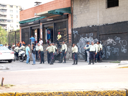 Funcionarios de la Policía de Plaza se mantuvieron desplegados cerca de la panadería, luego de reportarse el atraco