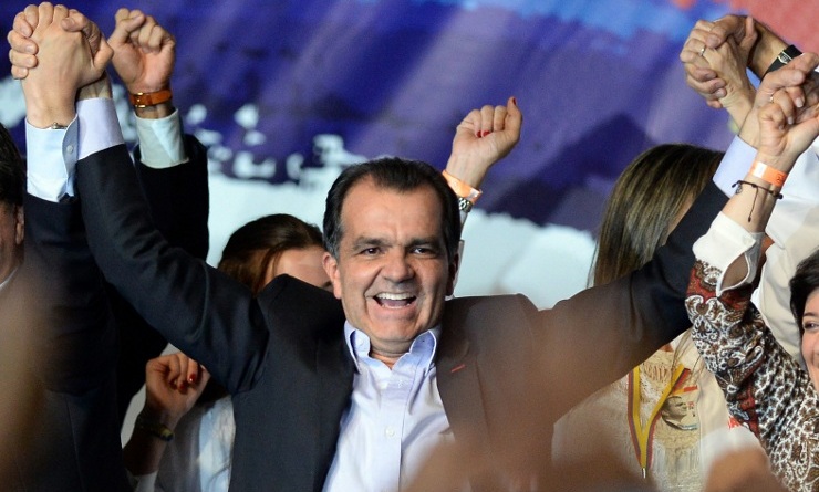 Oscar Iván Zuluaga celebra tras ganar la primera vuelta de las elecciones presidenciales de Colombia. Foto: AFP