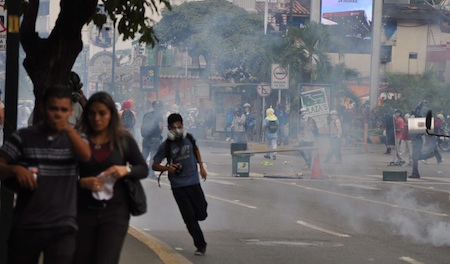 El dilema hay que situarlo con los jóvenes estudiantes que vienen participando de las protestas pero que no son partícipes de los planes terroristas ni de las prácticas fascistas de quienes las dirigen