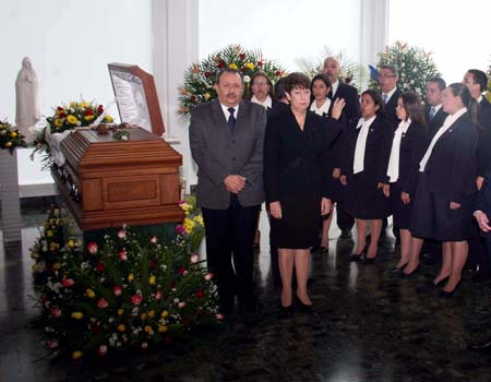 Tras recibir honores de distintas personalidades del país, entre ellos de la rectora de l UCV, Cecilia García Arocha, los restos del Dr. Jacinto Convit, fueron inhumados en el Cementerio del Este.
NEWS FLASH / JC