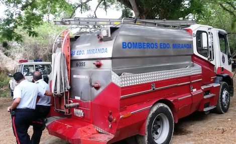 : Los Bomberos de Miranda rescataron uno de los cadáveres (Foto: Jean Carlos Rodríguez)