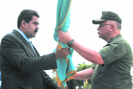 "Mayor general Eutimio Criollo le entrego aquí el estandarte de la Comandancia General de la Aviación Militar Bolivariana para que lo lleve con lealtad, con honor y con profundo amor a nuestra Patria", expresó Maduro, al entregar el mando.NEWS FLASH / JC