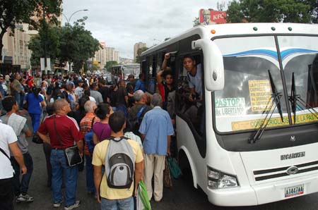 El transporte superficial colapsó por el cierre parcial del Metro