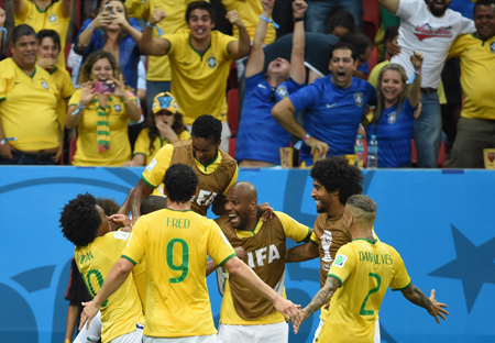 El astro brasileño marcó doblete en la victoria de 4-1 sobre Camerún y Brasil pasó a octavos como primero de grupo. México goleó a Croacia y también clasificó