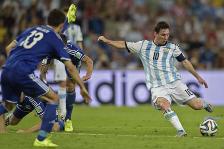 Messi consiguió su primer gol en un mundial, tras ocho años, y Argentina ganó, si  jugar bien, a la debutante Bosnia