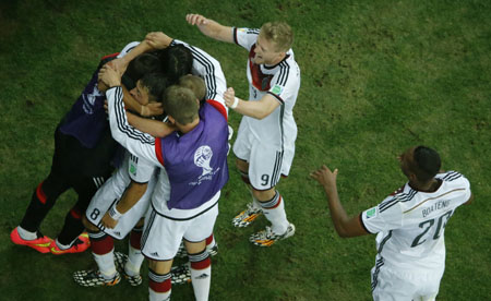 Ozil remató la fiesta alemana en el tiempo suplementarioAFP / Fabrizio Bensch