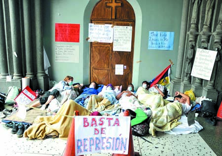 La protesta que se inició el viernes con 15 jóvenes sufrió la primera baja por el retiro de uno por problemas familiares.
NEWS FLASH / JC