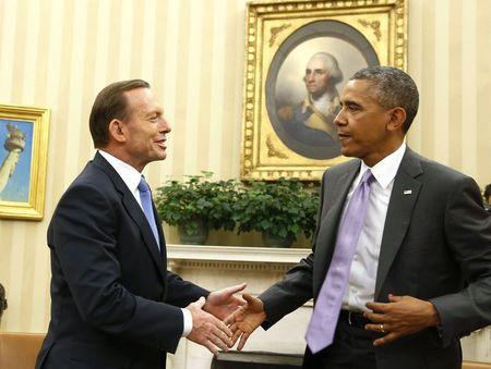 El presidente de EE. UU., Barack Obama, habla con el primer ministro australiano, Tony Abbott, durante su reunión bilateral en el Despacho Oval de la Casa Blanca, en Washington.