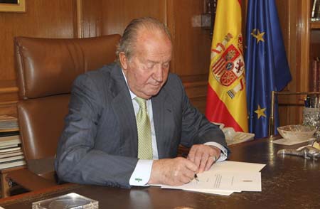 Fotografía difundida por la Casa real de España muestra al rey Juan Carlos firmando la carta en la que comunica el presidente del gobierno español Mariano Rajoy que abdicará al trono en favor de su hijo, el Príncipe Felipe.
AP