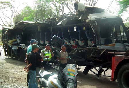 El autobús placas 6022AOP, de la empresa Línea Lara, había salido a las 10:45 p.m. del domingo de Barquisimeto con destino a Caracas con 38 pasajeros a bordo.
NEWS FLASH / JC