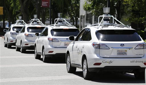 Esta fotografía del miércoles 14 de mayo de 2014 muestra una fila de automóviles Google que no requieren conductor, afuera del Museo de Historia de la Computación, en Mountain View, California. (Foto AP/Eric Risberg)