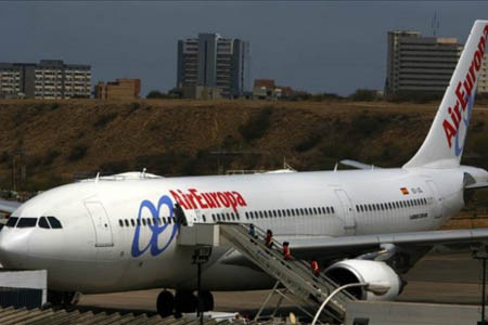 El Gobierno venezolano ha solicitado a las aerolíneas internacionales que operan en el país consignar "su banda tarifaria" con el valor del billete en divisas para calcular su precio en bolívares.