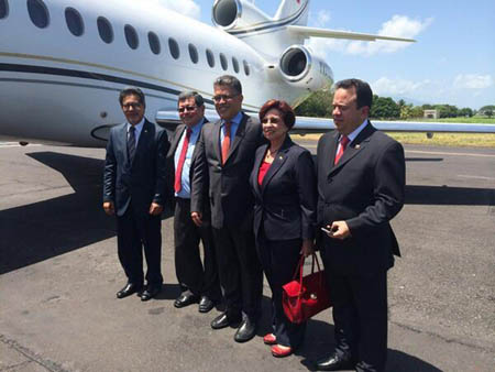 Elías Jaua, llegó este viernes a El Salvador para revisar la agenda bilateral.