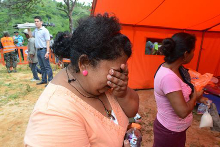 Imagen de la esposa de uno de los ocho mineros que siguen atrapados por un derrumbe en el sur de Honduras el 5 de julio de 2014AFP / ORLANDO SIERRA