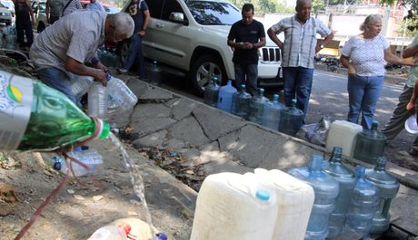 Vecinos se preparan con pipotes para mantener agua para sus servicios básicos