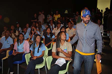 Capriles: “Los invito a que sean hombres y mujeres críticos, que nadie les diga cómo pensar”.
