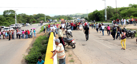 Los lugareños cerraron la autopista en ambos sentidos y la carretera vieja de Ocumare