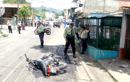 En la calle principal del Calvario en Ocumare, culminó la persecución entre policías y delincuentes; en la gráfica la moto donde viajaban los antisociales
