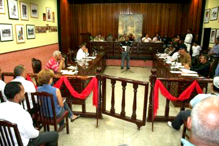 La sala de sesiones del Concejo de Zamora es espacio para el debate público y es el recinto natural que permite a la colectividad mantenerse informada en torno a la labor de los ediles