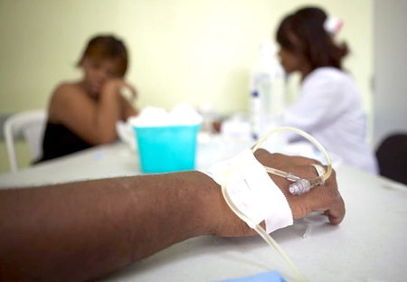 Personas con síntomas de la fiebre del Chikungunya reciben atención médica en el hospital Juan Pablo Pina, en San Cristóbal (República Dominicana).