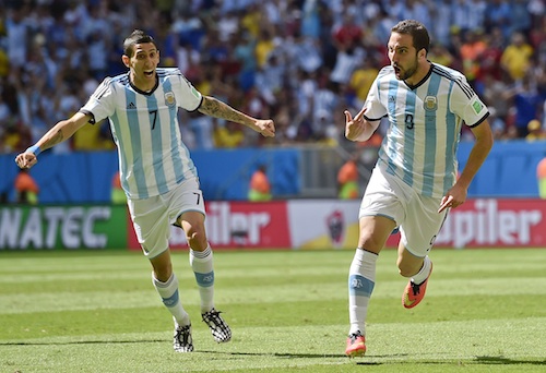 Higuain (derecha) celebra con Di María el golazo que marcó ante Bélgico y que metió a Argentina en semifinales