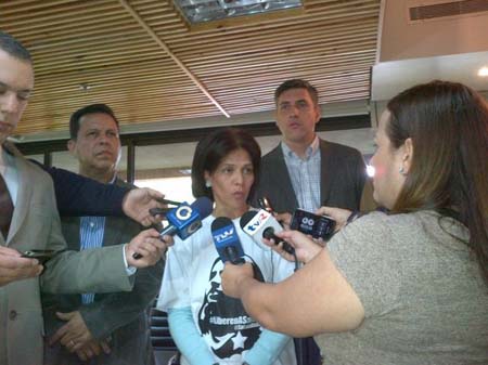 La activista Susana Rojas declara junto al vicepresidente municipal, Alfredo Jimeno y el abogado Ramón Flores Carrillo, directivos de la FIA capitulo Venezuela.