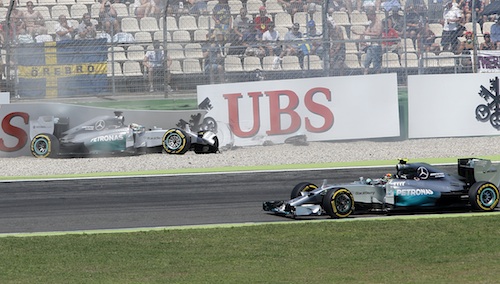Al fondo se observa el choque del Mercedes conducido por Lewis Hamilton debido a un desperfecto mecánico, mientras su compañero Nico Rosberg transita el circuito de Hockenheim rumbo a lograr la pole position
