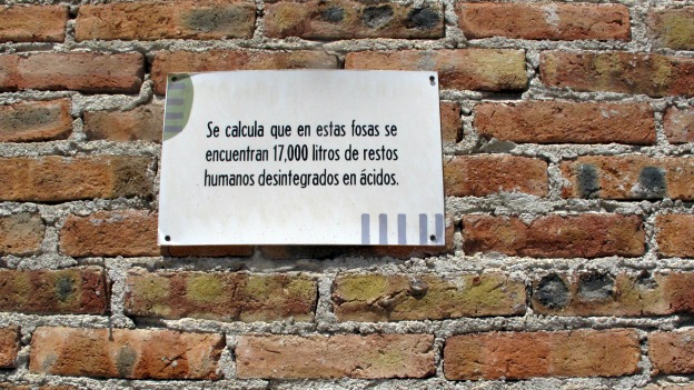 El cartel en la fosa de la finca La Gallera advierte la dimensión de la tragedia