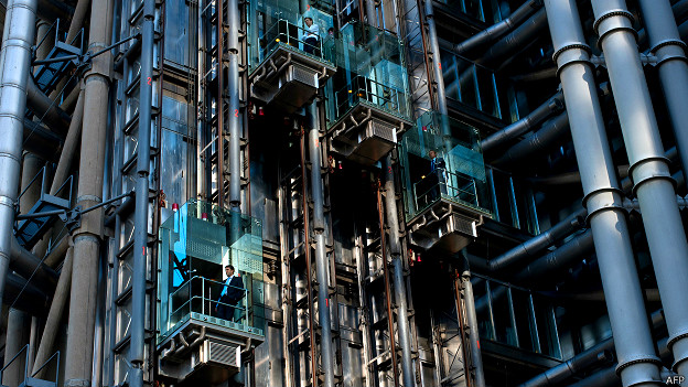 Los ascensores de cristal en el exterior del edificio Lloyd’s son algunos de los muchos atractivos de las calles londinenses