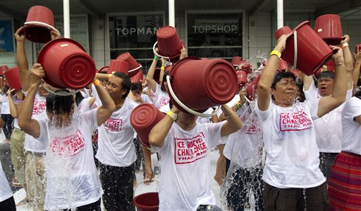 Tailandeses asumen el reto del agua helada de ALS en Bangkok, el viernes 22 de agosto del 2014. (AP Foto/Sakchai Lalit)