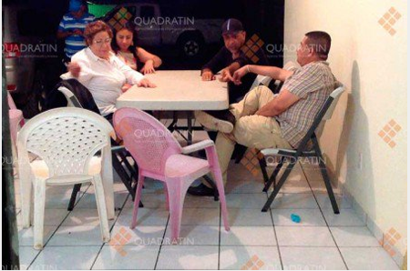 En las imágenes se ve el dirigente templario sentado en una mesa con Salma Karrum y Dalia Santana
