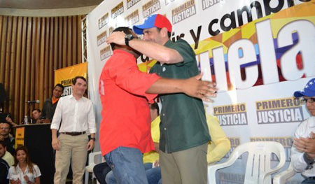 El gobernador del estado Miranda, Henrique Capriles Radonsk anunció que no asistirá al Congreso de la MUD y recibió a los expesuvistas que se integraron a la tolda aurinegra
