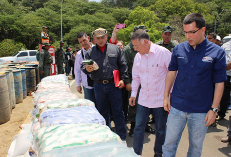 El vicepresidente Jorge Arreaza informó que además del carburante se incautaron diez toneladas de alimentos, durante un operativo realizado en la localidad fronteriza de Molinetes, ubicada en el municipio Mara del estado Zulia