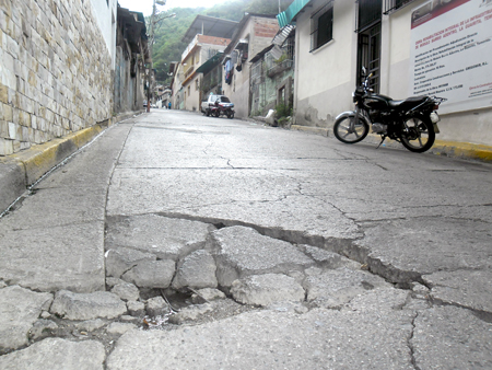 La vialidad de comunidad en la calle Teméride de La Guarita se deterioran rápidamente