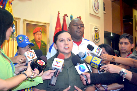 La ministra de Defensa, almiranta Carmen Meléndez, informó este jueves que ha sido reforzado el despliegue militar en los estados fronterizos del país.