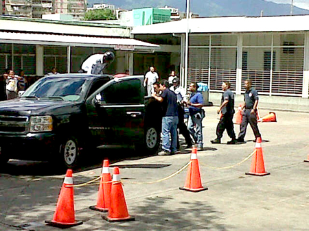 Momentos en los que el funcionario herido era trasladado al hospital del Ivss en Guarenas