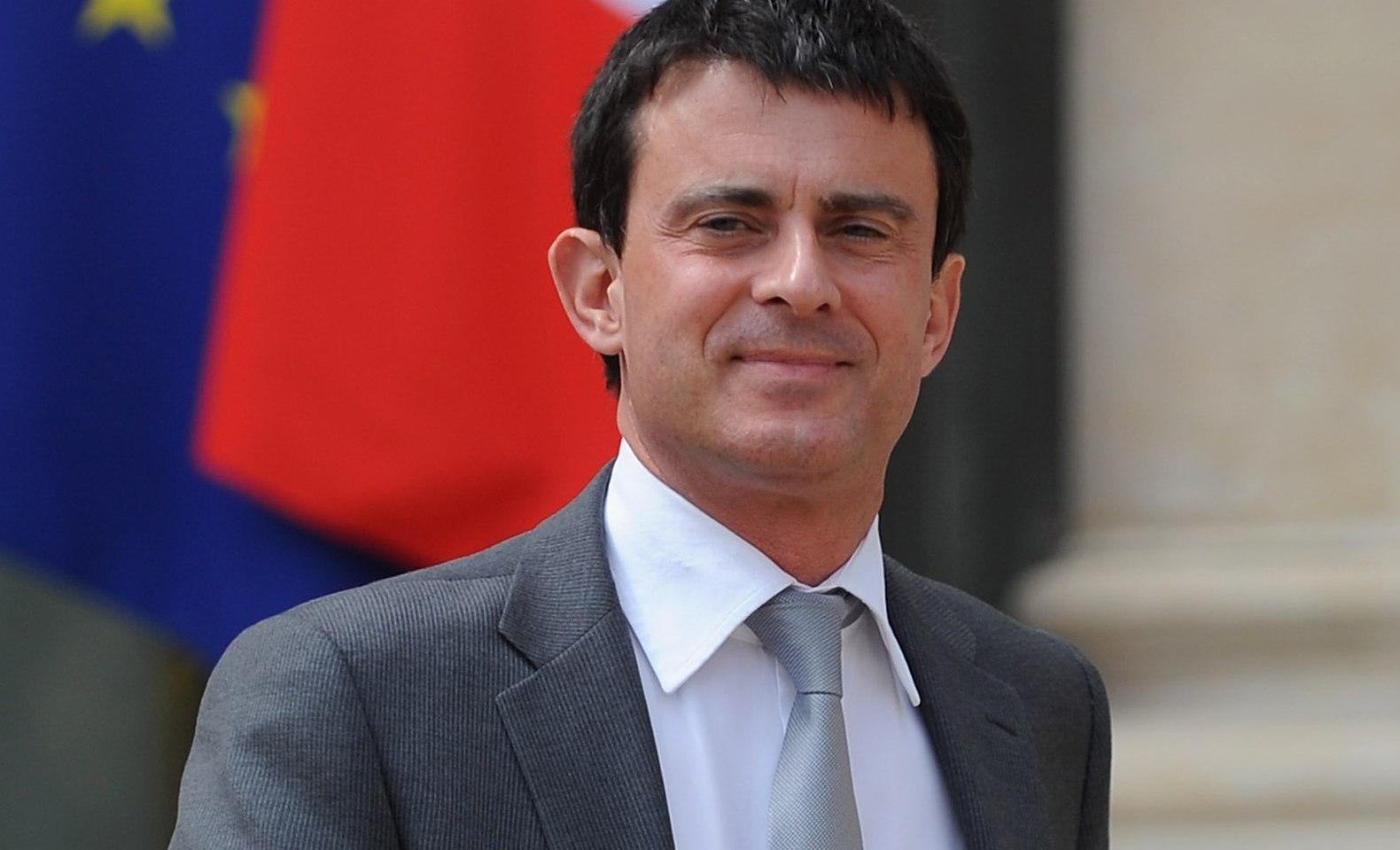 Valls tiene ahora la tarea de formar, de aquí al martes, un "equipo coherente con las orientaciones" definidas por Hollande, señala un comunicado de la presidencia francesa.
