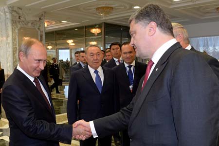 El presidente ruso, Vladimir Putin, y su par ucraniano, Petro Poroshenko, analizaron la posibilidad de reunirse.