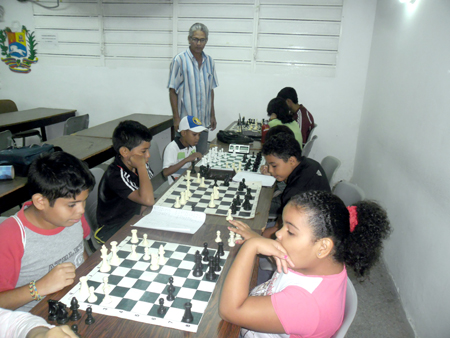 En la gráfica parte de los chicos y chicas que a diario han podido disfrutar en Guarenas de las clases de ajedrez vacacional, impartidas en la sede Inces Comercial de la urbanización "27 de Febrero"