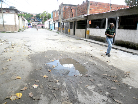 En la comunidad de la zona 2 en la urbanización Leonardo Ruiz Pineda sobreviven entre la hediondez y el dengue