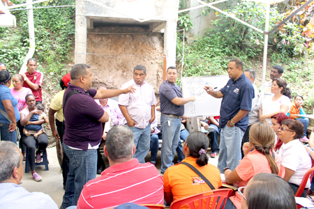 Aspecto del encuentro realizado entre el alcalde de Plaza y los vecinos de Guacarapa