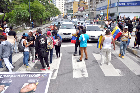 La gráfica muestra al grupo de estudiantes que retomaron las calles de Caracas de manera pacífica.