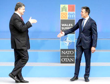 El secretario general de la OTAN, Anders Fogh Rasmussen, saluda al presidente de Ucrania, Petro Poroshenko, al inicio de la cumbre de la Alianza Militar de Occidente.